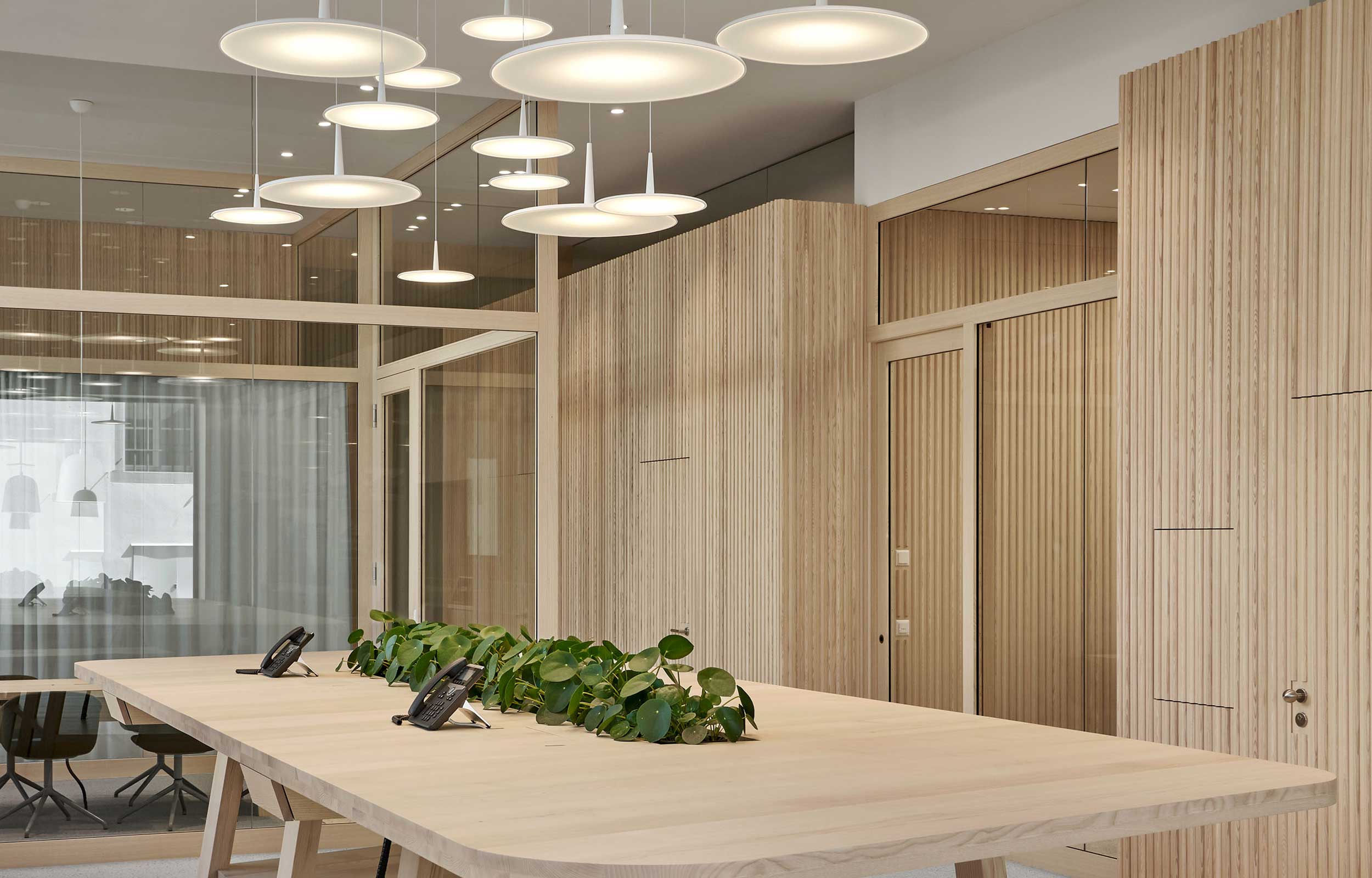 Banken & Finanz. Besprechungstisch. Raiffeisen Bank - MACH Architektur.