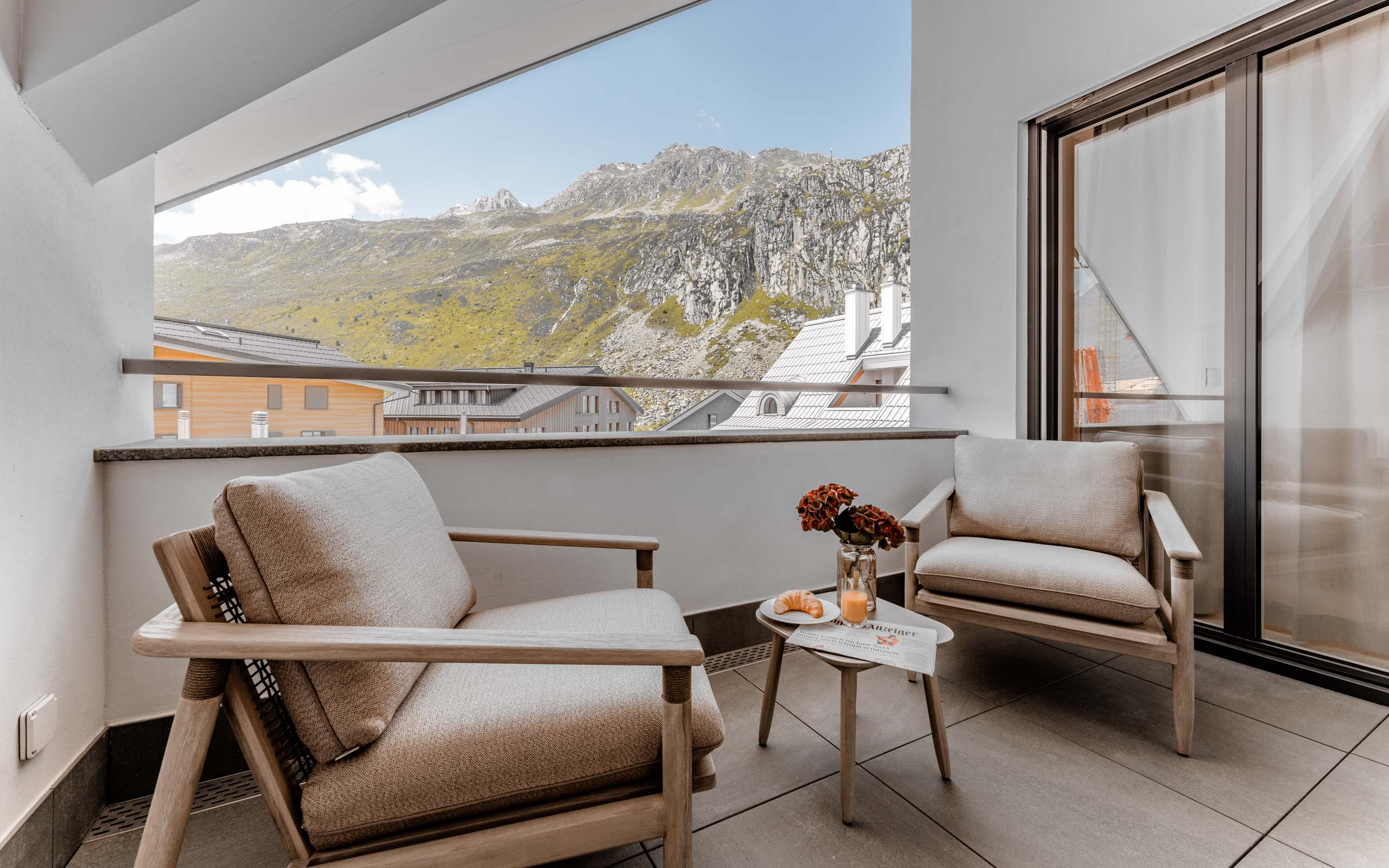 Eigentumswohnung. Ansicht Terrasse mit Aussicht. ASA Andermatt Swiss Alps - MACH Architektur.
